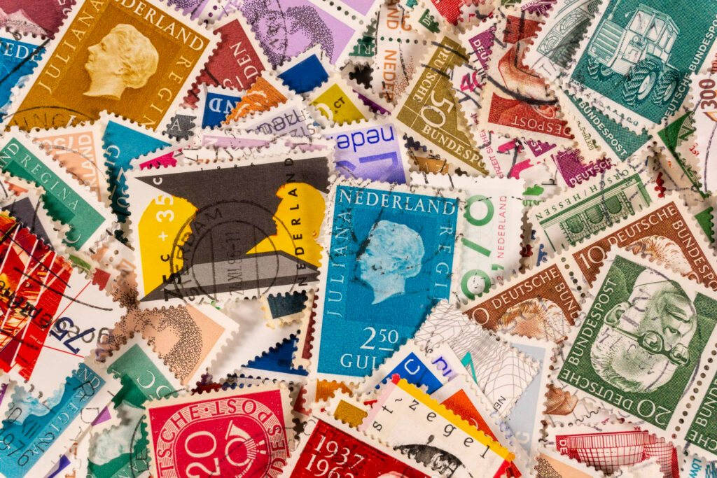 Bunte Briefmarken aus verschiedenen Ländern.