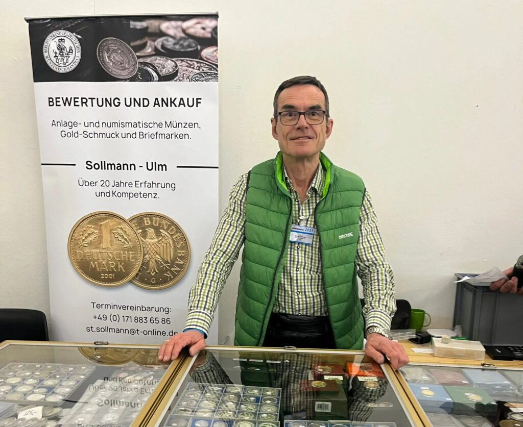 Münzhändler präsentiert seine Sammlerware.